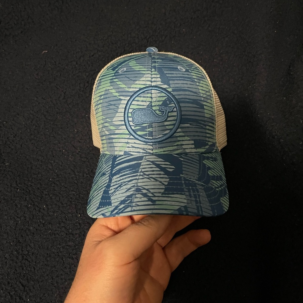 NWT VINEYARD VINES UNISEX “TROP CAMO WHALE DOT TRUCKER HAT” ONS SIZE.